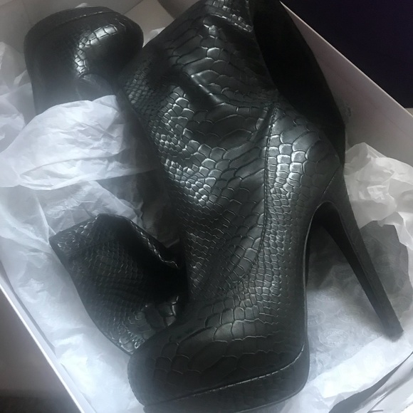 Steve Madden Shoes - Steve Madden thigh high snake print boot